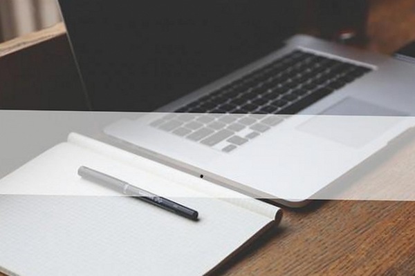 92岁超模优雅传奇 VS 网红Jayinne火辣新作，反差话题引热议