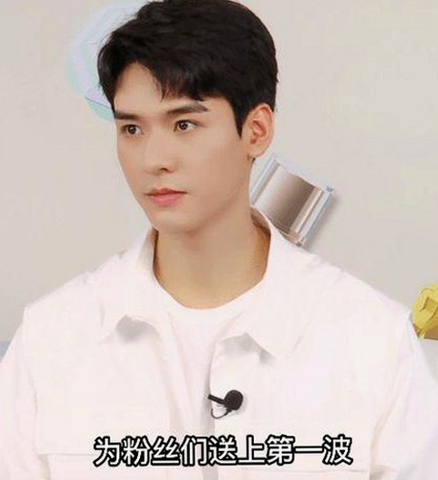 娱乐圈的吃瓜狂欢：表情包背后的群体心理与动态观察